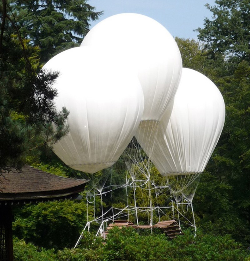 Только не надо спрашивать, зачем: в японском саду есть мост, который удерживается воздушными шарами