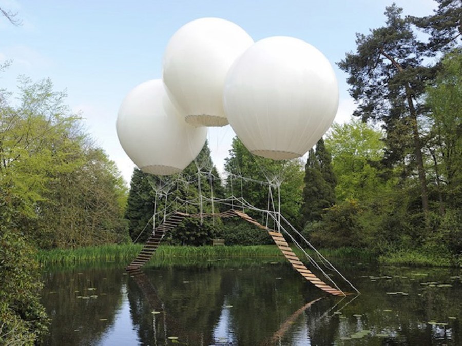 Только не надо спрашивать, зачем: в японском саду есть мост, который удерживается воздушными шарами