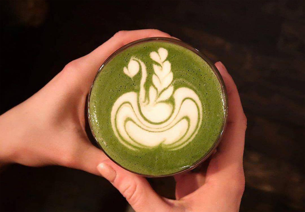 Матча латте набирает популярность: полезный утренний напиток (зеленый чай), который заменит чашку кофе