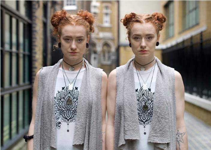 Фотографии идентичных близнецов показывают, насколько внешность обманчива