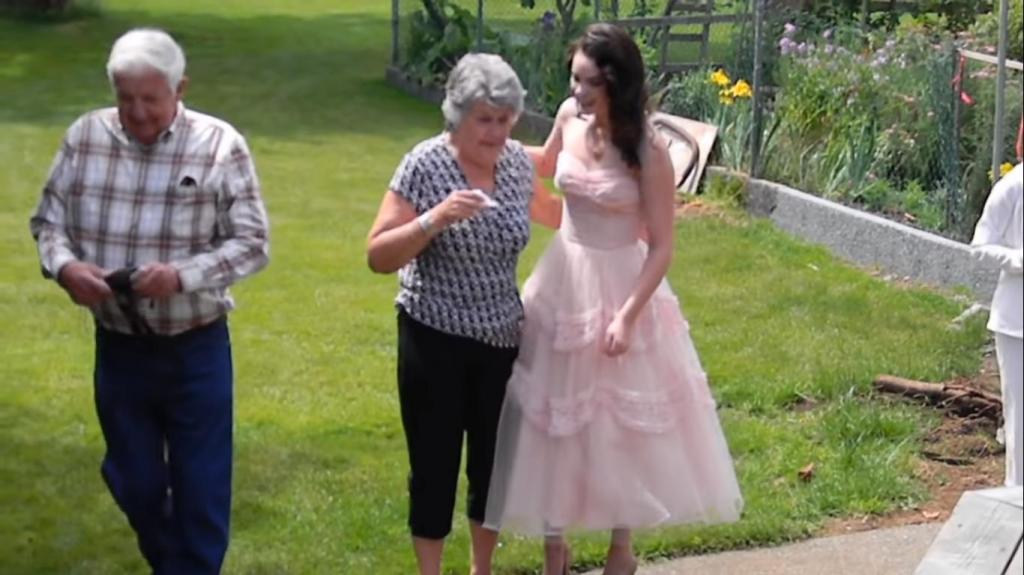 Бабушка прослезилась, когда увидела винтажное выпускное платье своей внучки