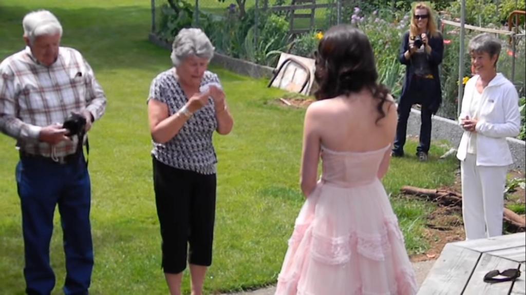 Бабушка прослезилась, когда увидела винтажное выпускное платье своей внучки