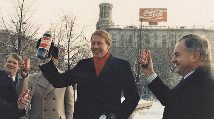 История легендарного напитка: как "Кока-Кола" проникла в СССР и покорила сердца русских