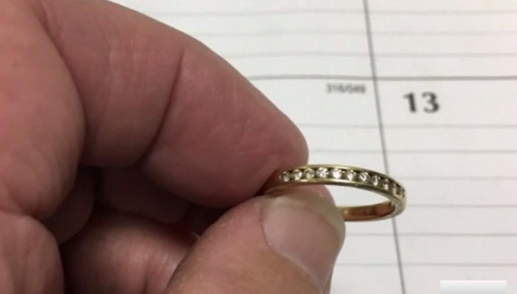 Пропавшее обручальное кольцо вернулось к владелице спустя 9 лет