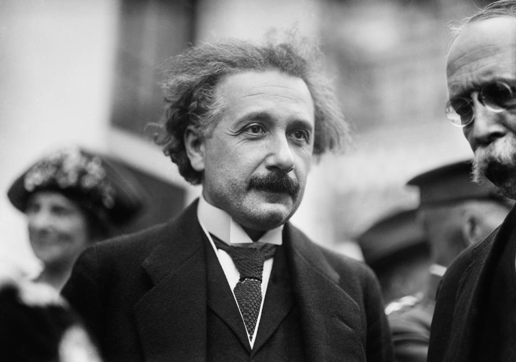 Гениальное одиночество: Альберт Эйнштейн и его главный лайфхак, помогающий в достижении целей