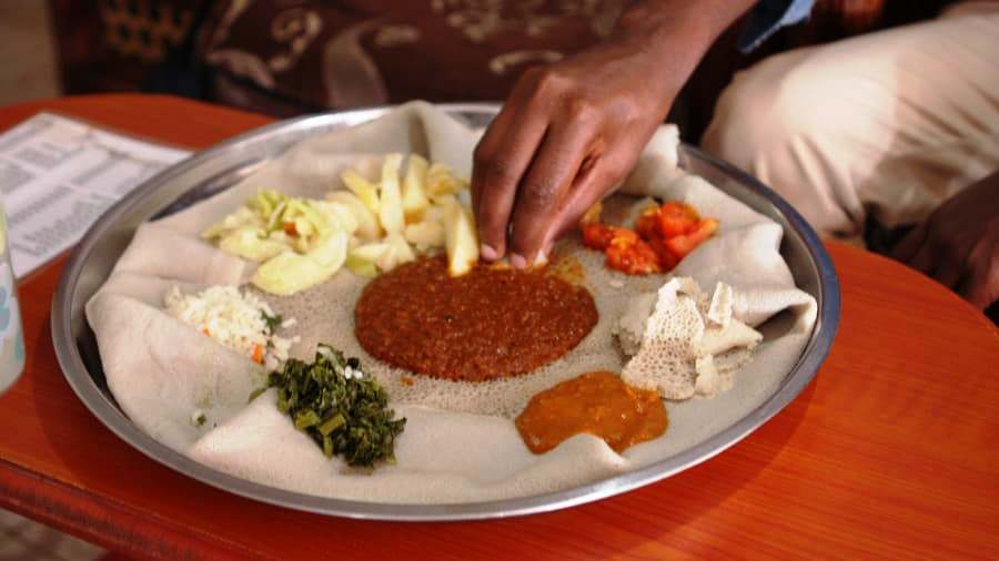 Самое экзотическое блюдо Эфиопии делают из сырого фарша