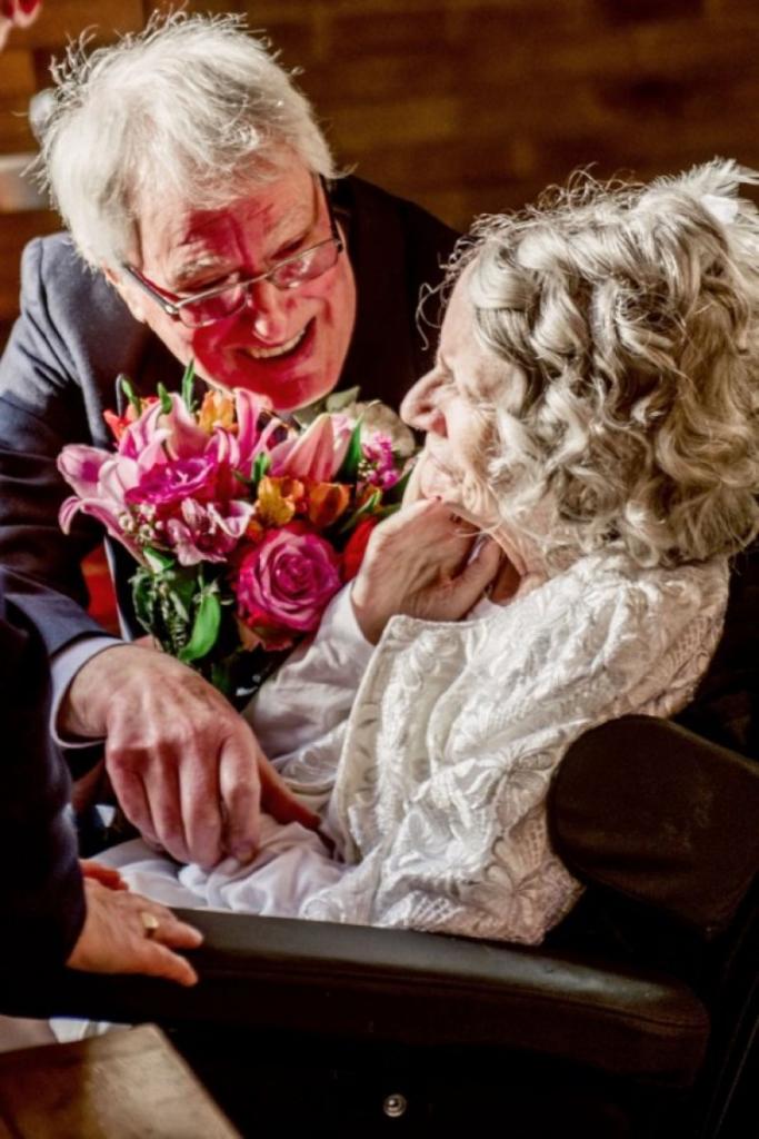 42 отказа предложений руки и сердца: 72-летняя женщина наконец-то согласилась выйти замуж