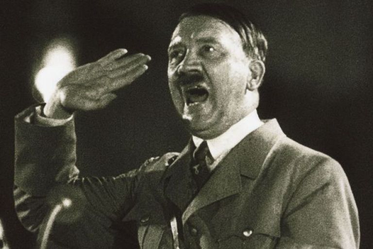 Работает ...Гитлером: мужчина пользуется внешним сходством с фюрером и оценивает свои услуги дорого
