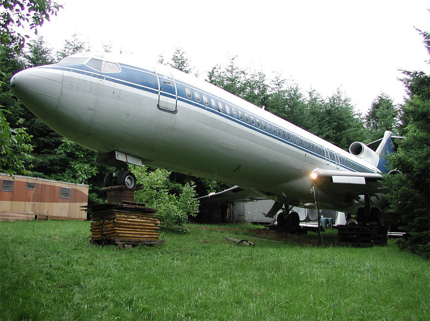 Мужчина отремонтировал старый "Боинг 727" и живет на его борту посреди леса