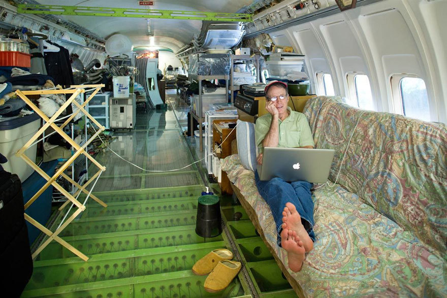 Мужчина отремонтировал старый "Боинг 727" и живет на его борту посреди леса