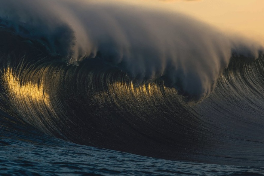 Фотограф из Австралии много лет подряд снимал волны, стихия впечатляет: фото
