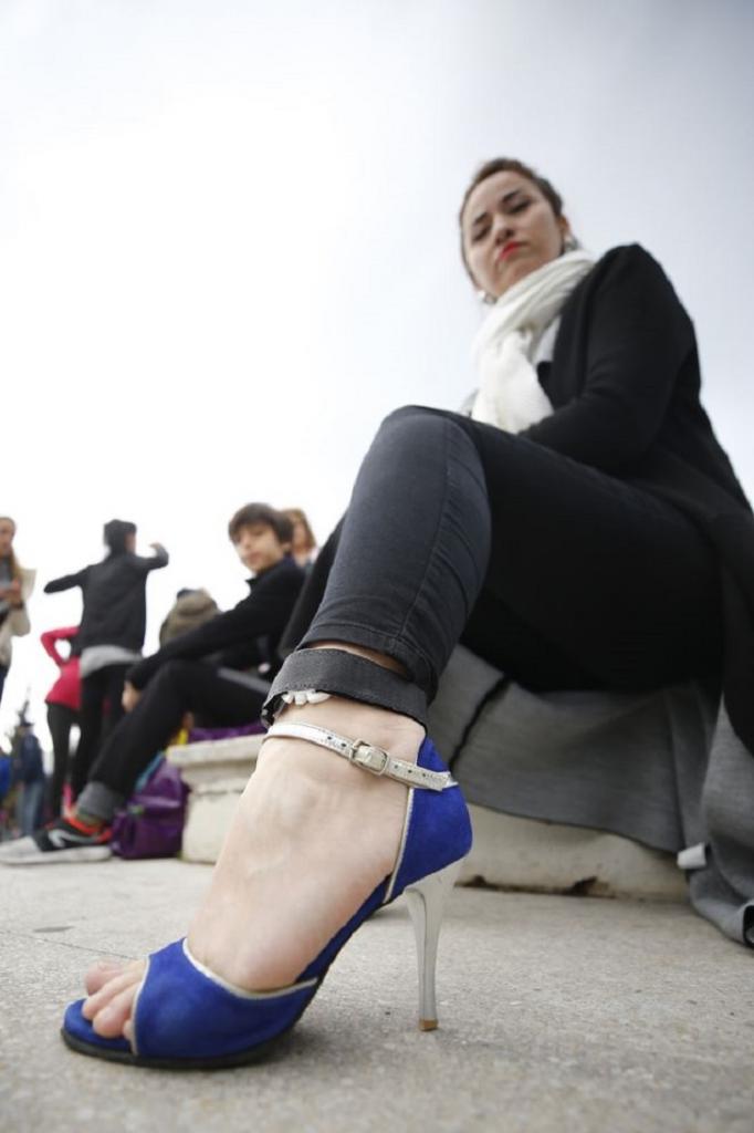 Не каждый выдержит: Женщины бежали стометровку на каблуках высотой 7 сантиметров, примотав туфли скотчем