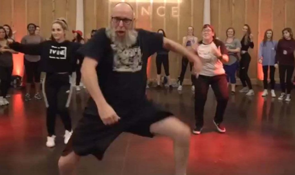 40-летний мужчина взворвал танцпол своим невероятным хип-хопом