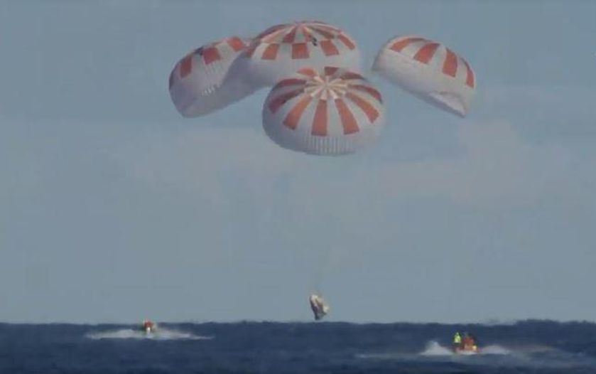 Путешествие в космос становится реальностью - SpaceX's Crew Dragon успешно прошел испытательный полет с манекеном. У компании Илона Маска большие планы