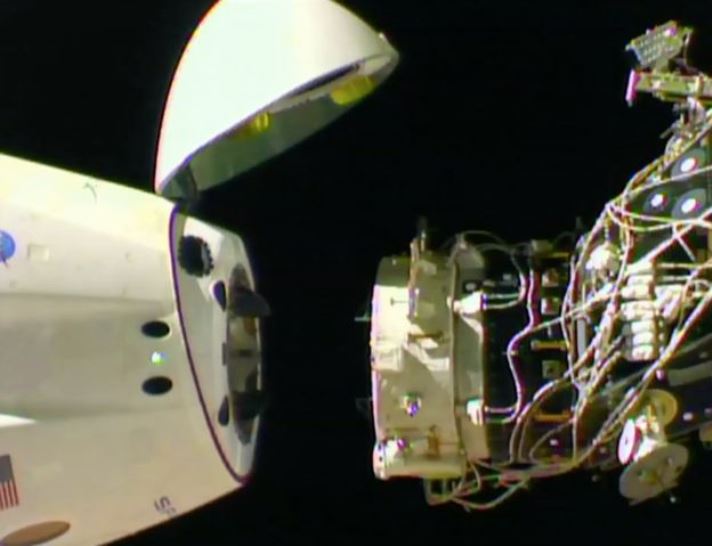 Путешествие в космос становится реальностью - SpaceX's Crew Dragon успешно прошел испытательный полет с манекеном. У компании Илона Маска большие планы