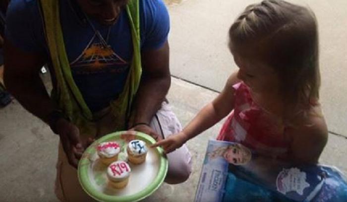 Девочка подарила мусорщику на свой день рождения кексы. Через полгода пришла его очередь удивлять малышку