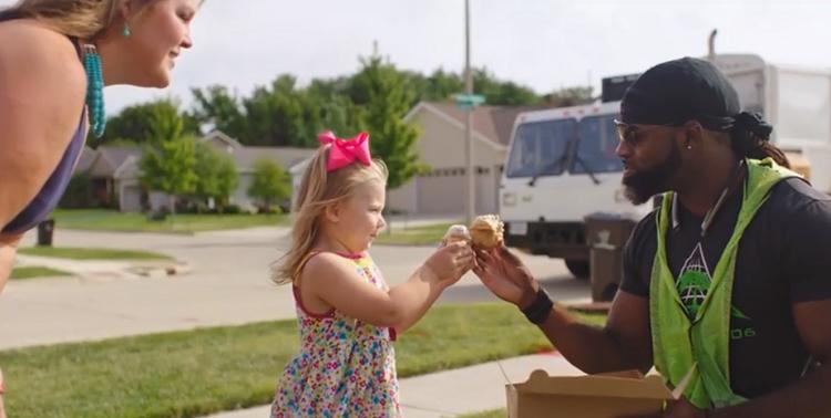 Девочка подарила мусорщику на свой день рождения кексы. Через полгода пришла его очередь удивлять малышку