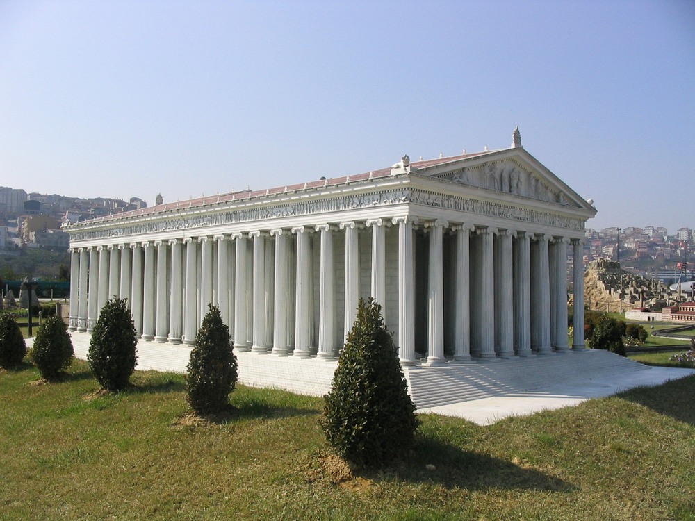 В 356 году до н.э., чтобы увековечить свое имя, вандал сжег храм Артемиды