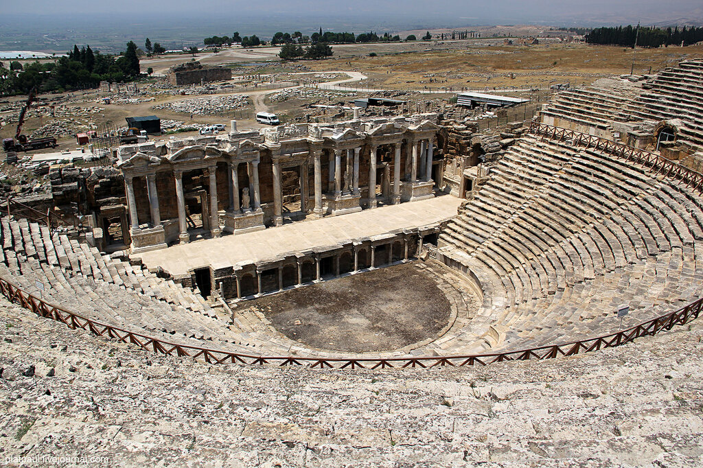 В 356 году до н.э., чтобы увековечить свое имя, вандал сжег храм Артемиды