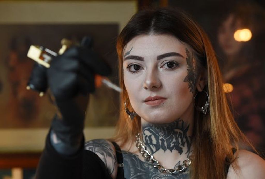 Чтобы устроиться на работу своей мечты, девушка сделала татуировку на лице