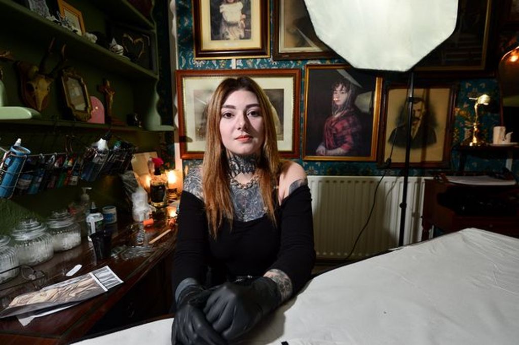 Чтобы устроиться на работу своей мечты, девушка сделала татуировку на лице