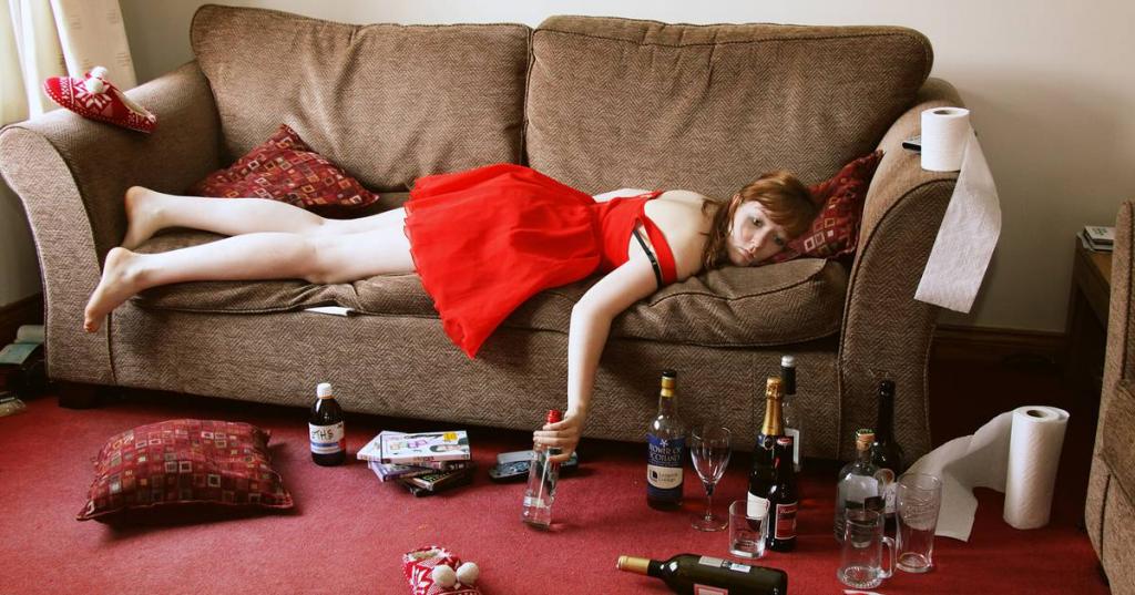 Пьяная телочка потягивается на диване