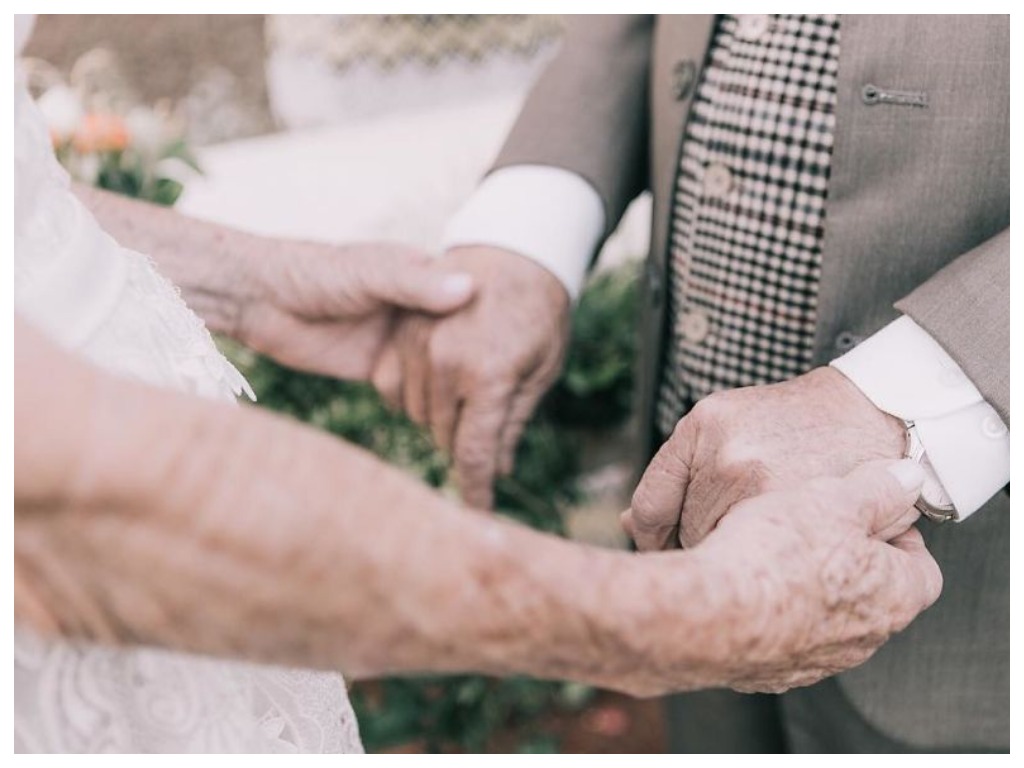 У мужа и жены не было ни одной фотографии со дня свадьбы. Их дети и внуки решили исправить это 60 лет спустя: трогательная фотосессия истинной любви