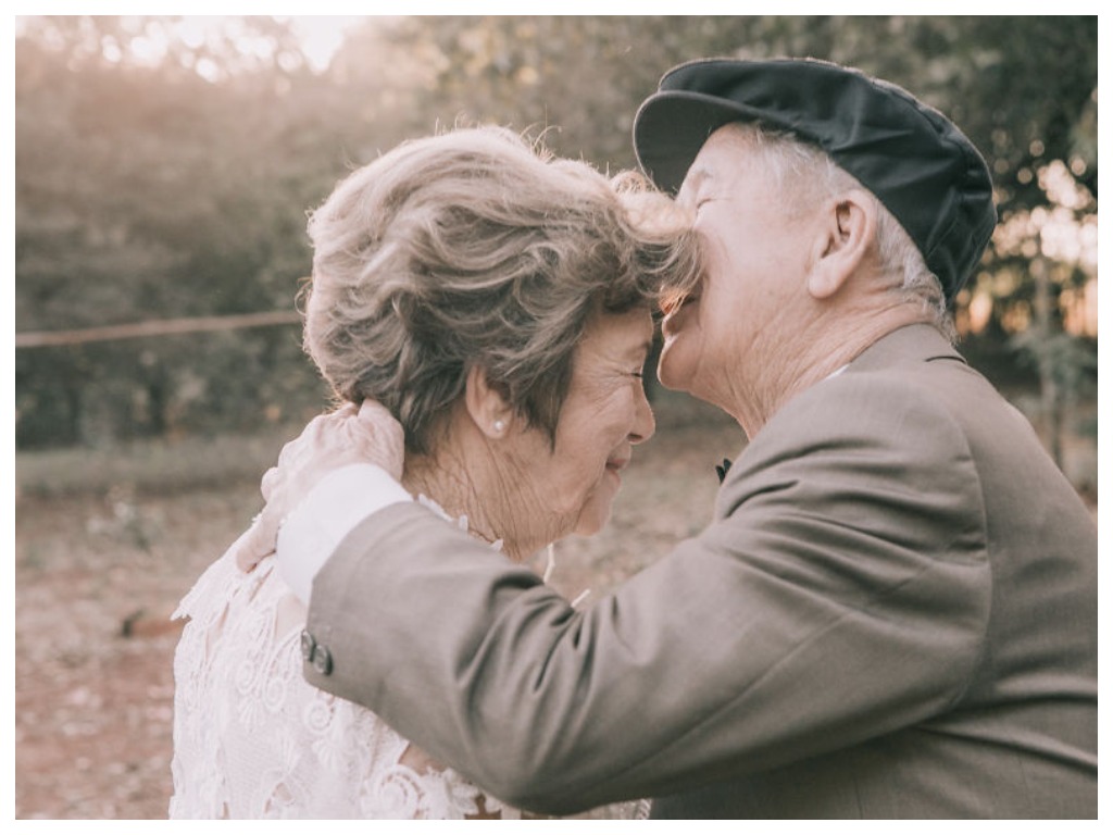 У мужа и жены не было ни одной фотографии со дня свадьбы. Их дети и внуки решили исправить это 60 лет спустя: трогательная фотосессия истинной любви