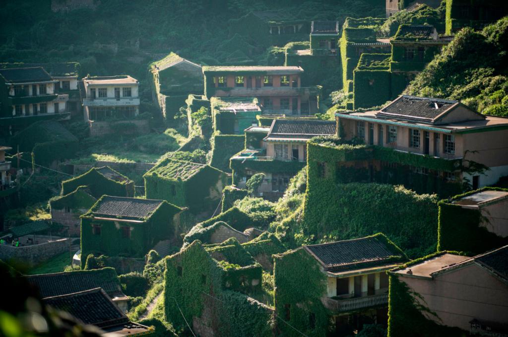 "Деревня призраков" в Китае - одно из самых популярных туристических направлений. Путешественники желают разгадать тайну ее происхождения