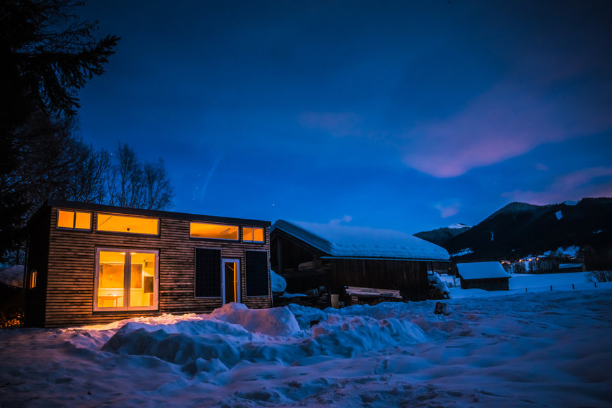10 квадратных метров для счастья: учитель из Швейцарии живет в небольшом фургоне и строит крошечный дом (фото)