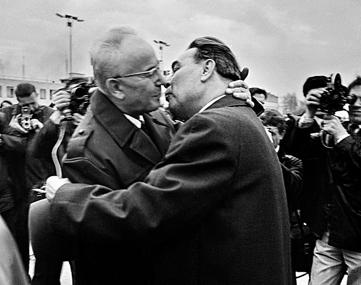 Страстные поцелуи Леонида Брежнева: какие мировые лидеры делали все возможное, чтобы их избежать