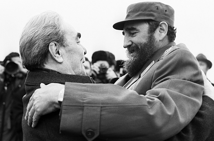 Страстные поцелуи Леонида Брежнева: какие мировые лидеры делали все возможное, чтобы их избежать