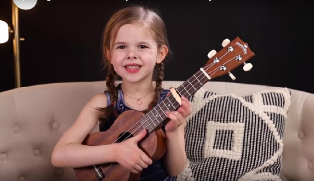 6-летняя девочка исполняет песню Элвиса Пресли под укулеле. Ее талант оценили пользователи Интернета (видео)