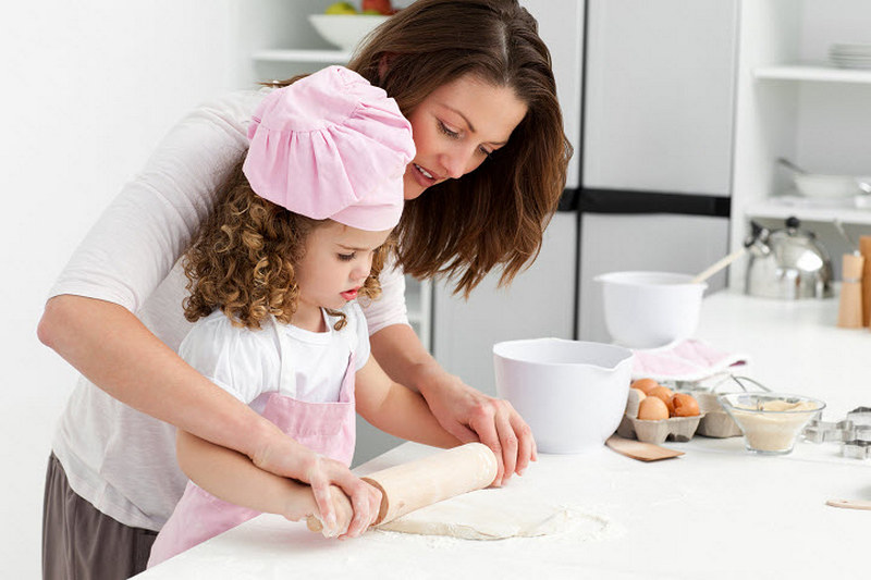 7 интересных способов занять ребенка во время приготовления ужина