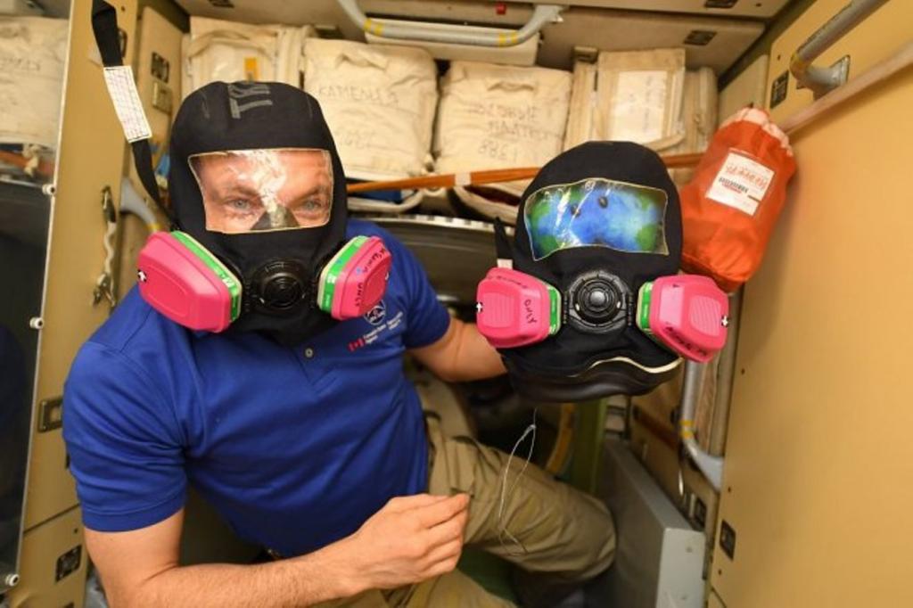 Астронавты на МКС похитили плюшевую "Землю" и теперь она полноправный член команды