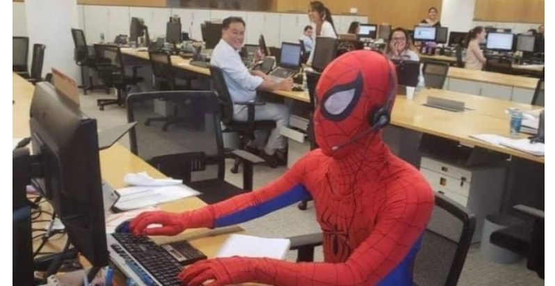 Чтобы помнили: в последний рабочий день банковский служащий явился в офис в костюме Человека-паука