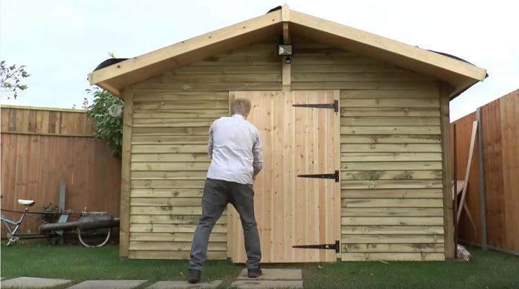 Парень решил удивить всех своих соседей и построил мини-дом с потайным входом на своем заднем дворе