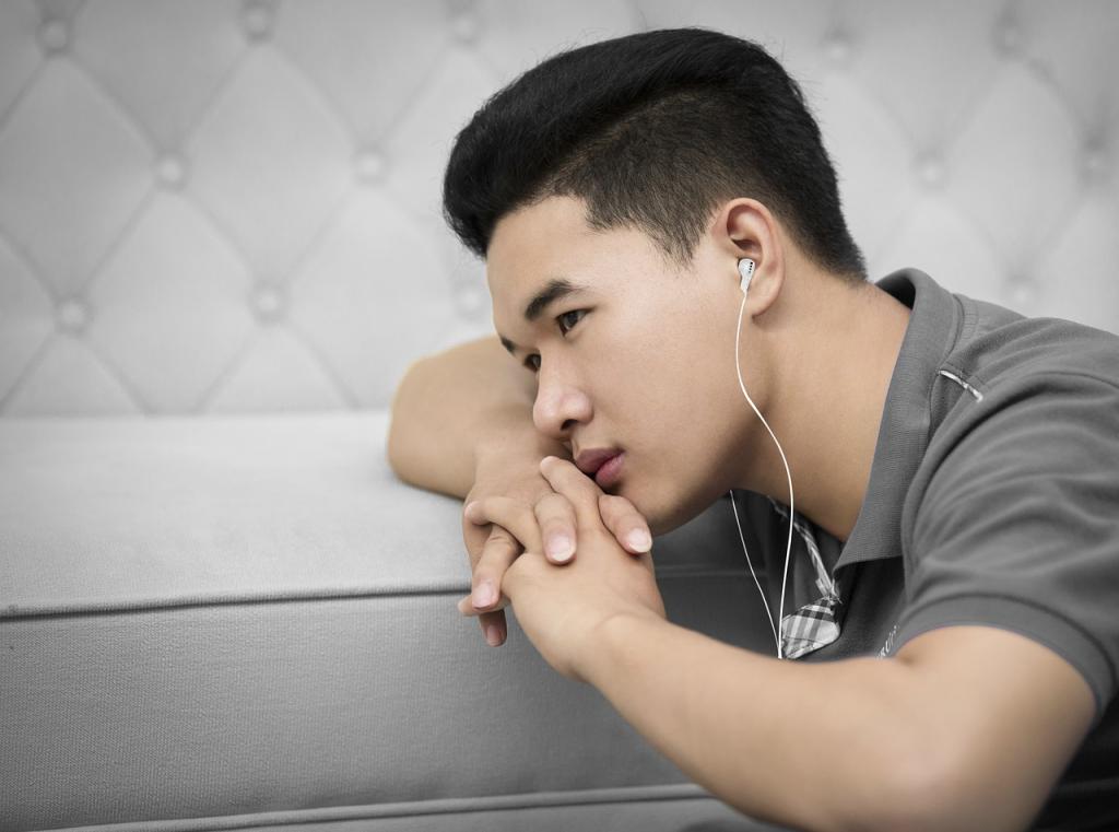 Почему людям нравится слушать грустную музыку: основные причины