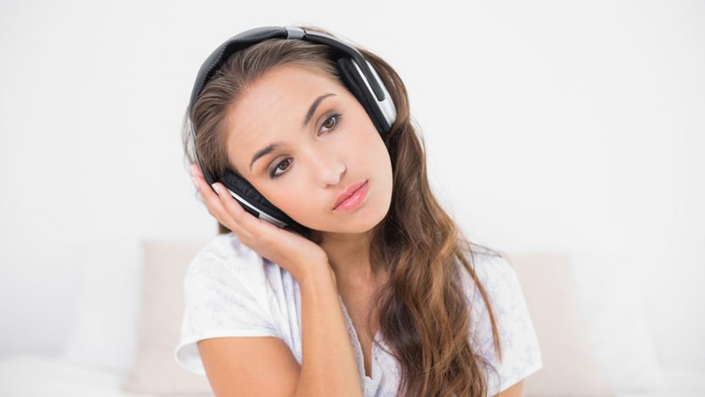 Почему людям нравится слушать грустную музыку: основные причины