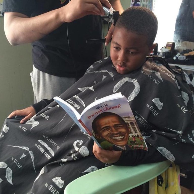 И парикмахеру не скучно, и клиенты при деле: в Америке детям, читающим вслух, дают скидку при стрижке волос