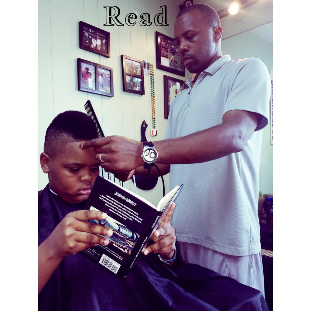 И парикмахеру не скучно, и клиенты при деле: в Америке детям, читающим вслух, дают скидку при стрижке волос