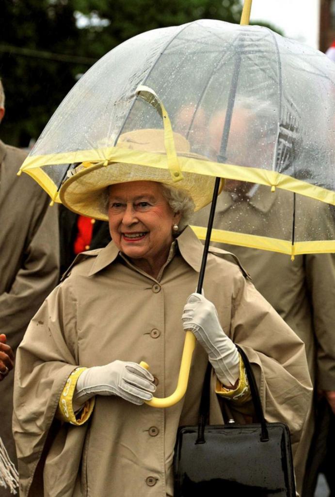 Безупречный вкус: королева Елизавета II умело сочетает свою одежду с цветом зонта