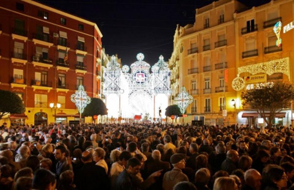 Пожарные Валенсии наготове: в Испании стартовал фестиваль Las Fallas – каждую ночь огромные куклы Ninots вспыхивают тысячами фейерверков (видео)