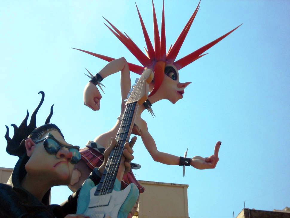 Пожарные Валенсии наготове: в Испании стартовал фестиваль Las Fallas – каждую ночь огромные куклы Ninots вспыхивают тысячами фейерверков (видео)