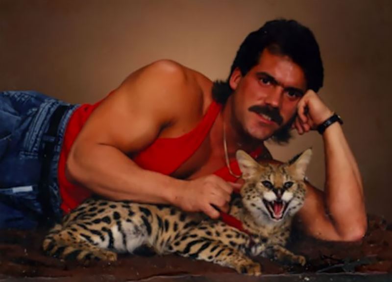 Крутые или сумасшедшие: смешные фотосессии мужчин и их кошек