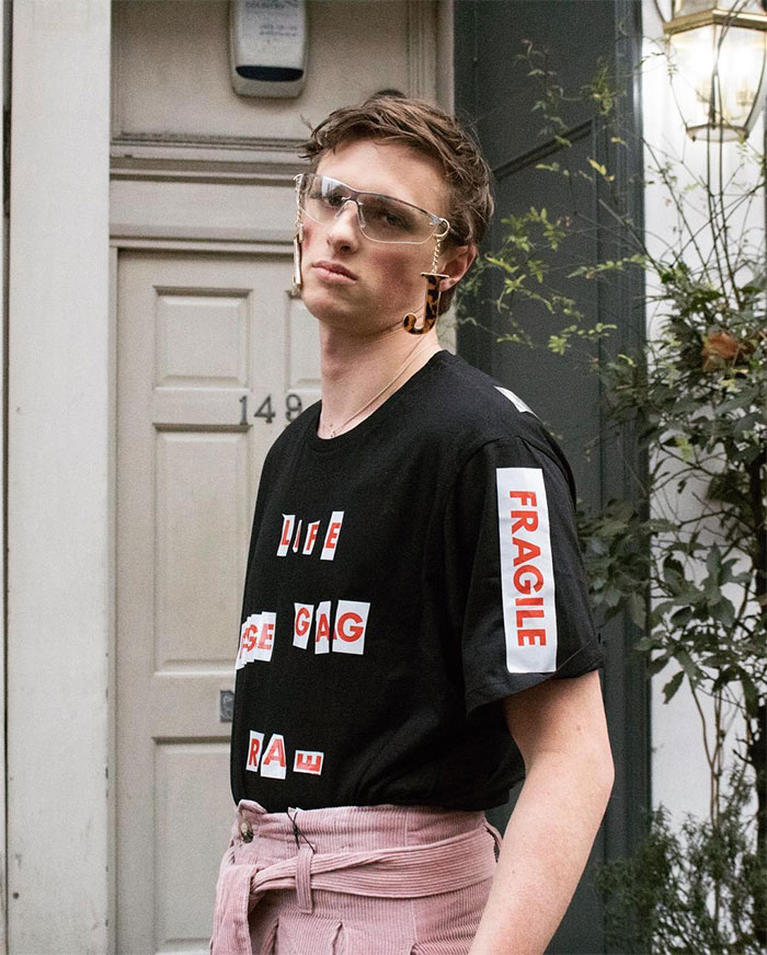 Фэшн-дизайнером может стать каждый: парень надел глупые наряды и был принят за модель на Неделе высокой моды