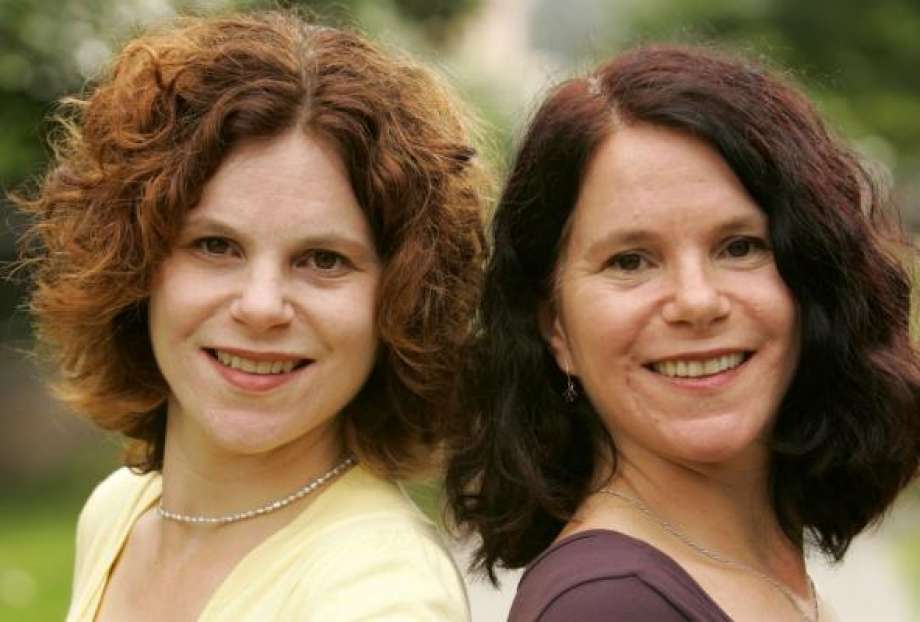 Судьба свела их снова вместе: 5 реальных историй о разлученных при рождении близнецах