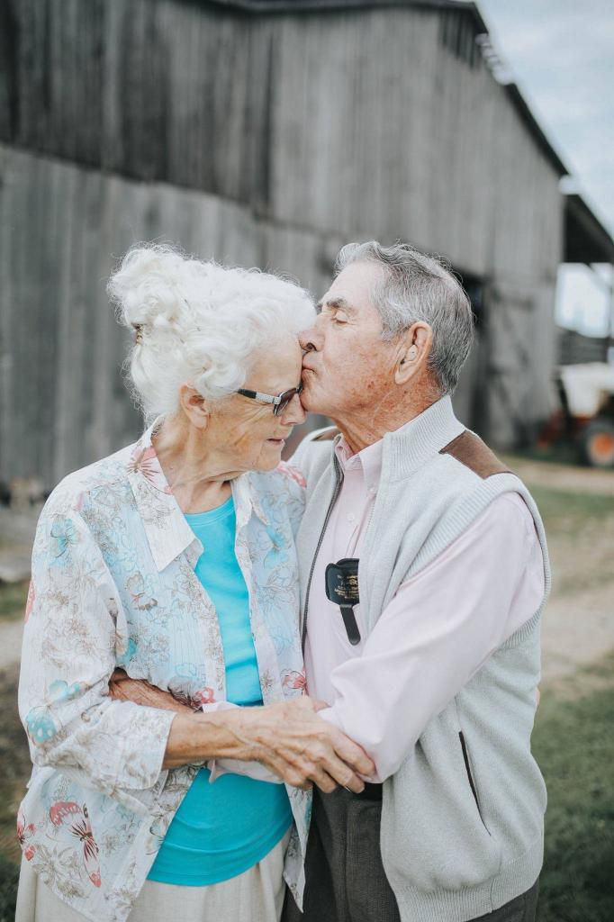 Трогательная фотосессия супружеской пары в честь 68-й годовщины их свадьбы: снимки, которые доказывают, что истинная любовь существует