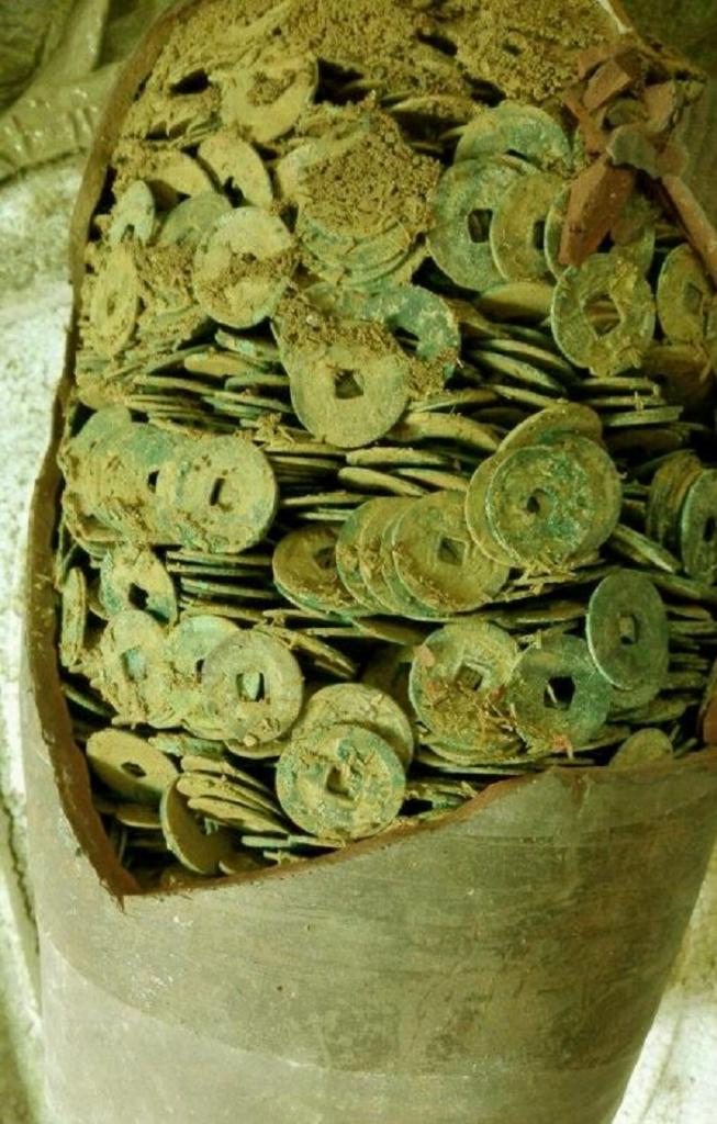 Фермер нашел потайную комнату в погребе, в которой хранились сокровища XII века