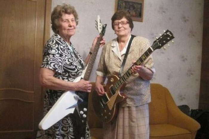 От пенсии до пенсии живется даже весело: фото бабушек и дедушек, которые решили оторваться